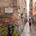 Didem Uzel Instagram - Napoli öyle bir şehir ki dokusu hiç bir yerde görmediğim eski, köhne bir yapıya sahip. Her sokağı fotolamak istiyorsunuz. İçin de adeta kayboluyor yada ne bilim film setinde gibi hissediyorsunuz… o yüzden hiç bir fotoğrafa filtre koymadım ve altına müzikde döşemedim… buyrun benimle yağmur altında geçirdiğimiz 4-5 saatin hikayesi. Bu arada alışverişde yaptık 🤦🏼‍♀️ #napoli #italy