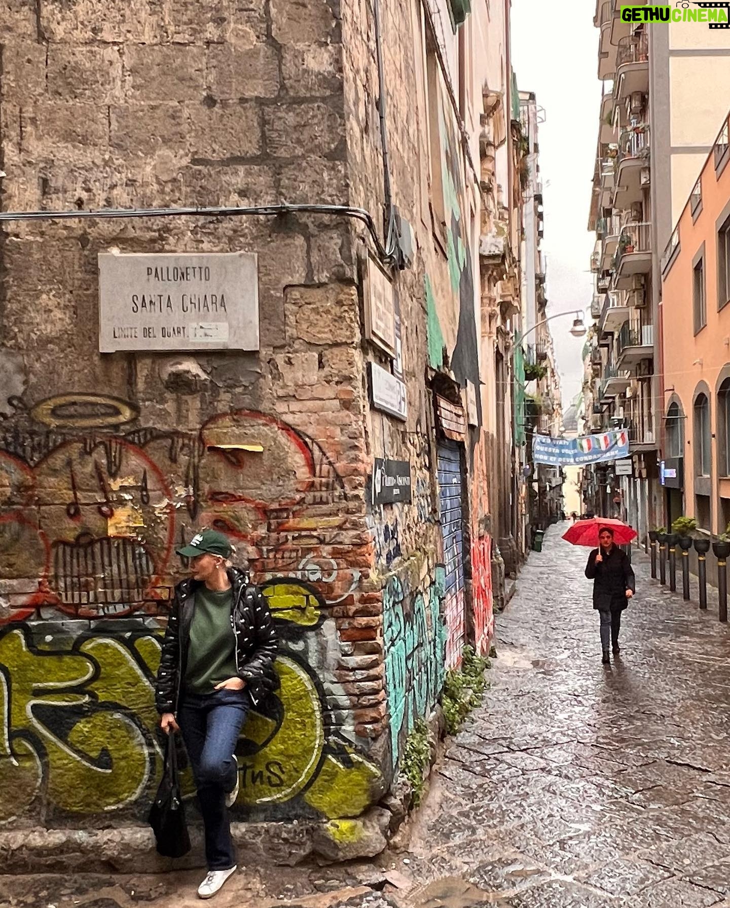 Didem Uzel Instagram - Napoli öyle bir şehir ki dokusu hiç bir yerde görmediğim eski, köhne bir yapıya sahip. Her sokağı fotolamak istiyorsunuz. İçin de adeta kayboluyor yada ne bilim film setinde gibi hissediyorsunuz… o yüzden hiç bir fotoğrafa filtre koymadım ve altına müzikde döşemedim… buyrun benimle yağmur altında geçirdiğimiz 4-5 saatin hikayesi. Bu arada alışverişde yaptık 🤦🏼♀️ #napoli #italy