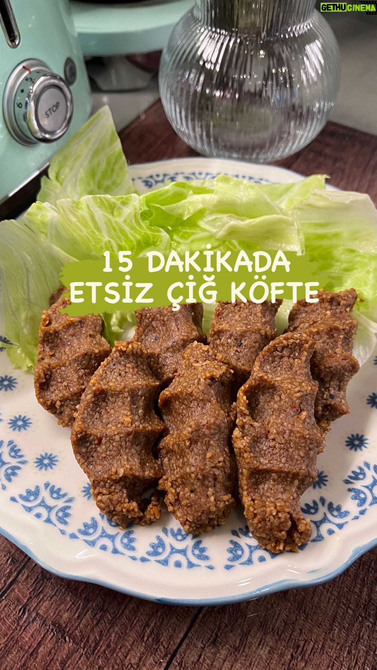 Didem Uzel Instagram - Koşun; en kolay ve leziz etsiz çiğ köfte yapacağız hem de 15-20 dakikada. Kardeşim bize her geldiğinde Selim özellikle “hadi baldız bir yapta yiyelim” dediği o meşhur ve basit tarifi paylaşayaım sizinle; buyrunuz🥰 Malzemeler 4 su bardağı köftelik bulgur 2 su bardağı kaynar su 1 yemek kaşığı domates salçası 1 yemek kaşığı biber salçası 1 tatlı kaşığı pul biber 1 yemek kaşığı kaşığı isot(acısını siz ayarlayın yavaş ekleyin) 1 yemek kaşığı tatlı toz kırmızı biber 3 adet rendelenmiş sarımsak Yarım çay bardağı zeytinyağ Yarım çay bardağı nar ekşisi 1 yemek kaşığı sumak 1 çay kaşığı kimyon 1 çay kaşığı karabiber 2 adet kuru soğan ( rendelenecek suyu sıkılacak ) 1,5 tatlı kaşığı tuz İki adet rendelenmiş domates ( sulandırmadan kıvamına göre kullanılacak) Yapılışı: Köftelik bulgurun üzerine baharatlarını,tuzu 2 su bardağı kaynar su ilave edip İyice karıştırın. Soğanı rendeleyin suyunu sıkın ve bu püf noktalarından biri. Bulgurlar kendi için yoğrulurken pişecek ve şişecek. İyice karışıp kıvam aldığında elinize gıda eldiveni giyip şekil verin çünkü daha şekilli ve güzel oluyor. Amacımız burda çok iyi yoğrulması. Ben makinede yaptım. 15 dakikada oldu. Arada bir tadına bakın. Damak zevkinize göre eksik baharat kalırsa ayarlayın ilave edin. Daha sonra yapacaklar için kaydetmeyi ve bu tarifi sevdiklerinizle paylaşmayı unutmayın 💫💫💫 çok etiket girmiş #reklam yazalım 🥰 #didemuzelinmutfağı #etsizçiğköfte #çiğköfte