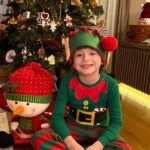 Didem Uzel Instagram - ❤️💚🎄✨🎅🏼🧿 İlla bir şey yazmak zorunda değilim; foroğraflar oldukça sıcacık, sevgi ve umut dolu ….. #mrleosdiaries #mrleonungünlüğü @leoaslansari #2024