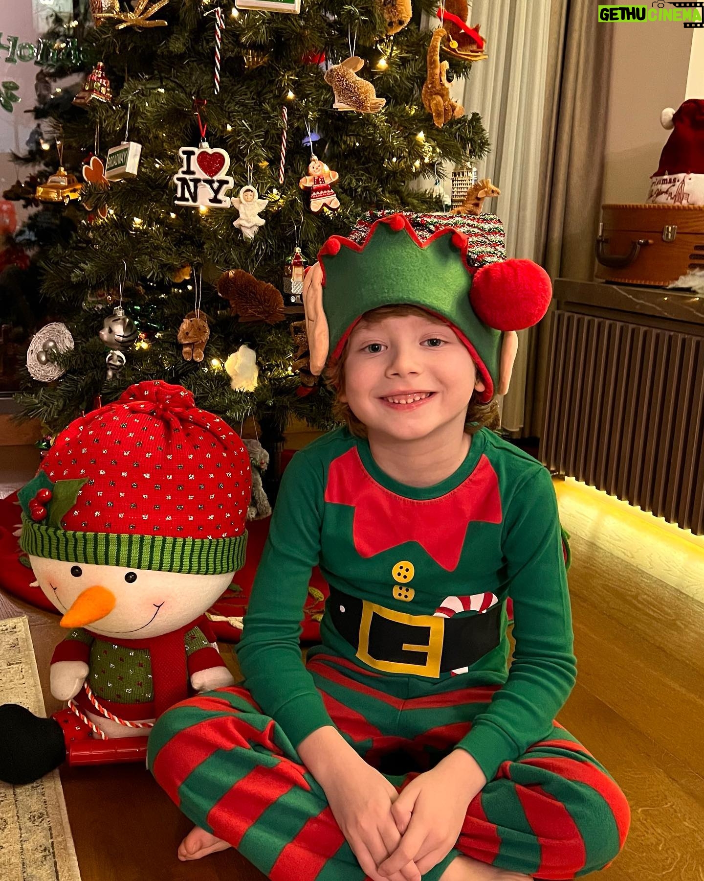 Didem Uzel - 8.7K Likes - ❤️💚🎄✨🎅🏼🧿 İlla bir şey yazmak zorunda değilim; foroğraflar oldukça sıcacık, sevgi ve umut dolu ….. #mrleosdiaries #mrleonungünlüğü @leoaslansari #2024