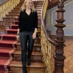 Didem Uzel Instagram - Ne güzel bir gündü 🎵🎶 Kemençeci Vasilaki (1845) için Baron Usta bu kemençeyi imal etmiş. Rivayete göre kemençe Vasilaki’den sonra öğrencisine geçmiş. Daha sonra Sait Halim Paşa’nın koleksiyonuna kadar uzanan hikayesi var bu kemençenin. Bu meşhur kemençenin adı da “Sarı Kız”. Elden ele müzayede gezen Sarı Kız sonunda 18 Mart 2024 de Musıki Eğitim Vakfı tarafından satın alınmış. İşte bugün bizler tarih dolu Sarı Kız’ın tınısını dinleme fırsatı bulduk. Bu keyifli dinleti ve güzel davet için teşekkürler @musikiegitimvakfi @akasyasilturkmen @sahyayci ve bana eşlik eden sevgili @selenesenertezman #musıkîeğitimvakfı #kemençecivasilaki #davet #reklam