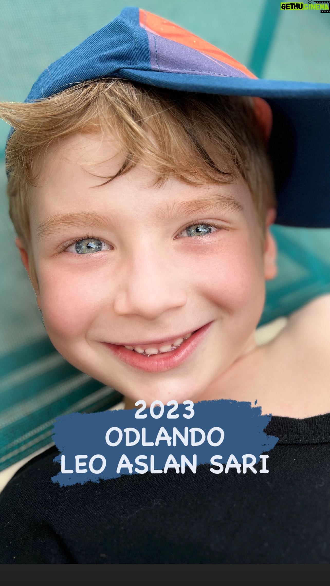 Didem Uzel Instagram - Koydum sevinçlerimi önüme; baktım hepsi sensin 🩵🧿 2023 temmuz #usa #newyork #orlando #mrleosdiaries #mrleonungünlüğü #yalın #herşeysensin