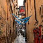 Didem Uzel Instagram - Napoli öyle bir şehir ki dokusu hiç bir yerde görmediğim eski, köhne bir yapıya sahip. Her sokağı fotolamak istiyorsunuz. İçin de adeta kayboluyor yada ne bilim film setinde gibi hissediyorsunuz… o yüzden hiç bir fotoğrafa filtre koymadım ve altına müzikde döşemedim… buyrun benimle yağmur altında geçirdiğimiz 4-5 saatin hikayesi. Bu arada alışverişde yaptık 🤦🏼‍♀️ #napoli #italy