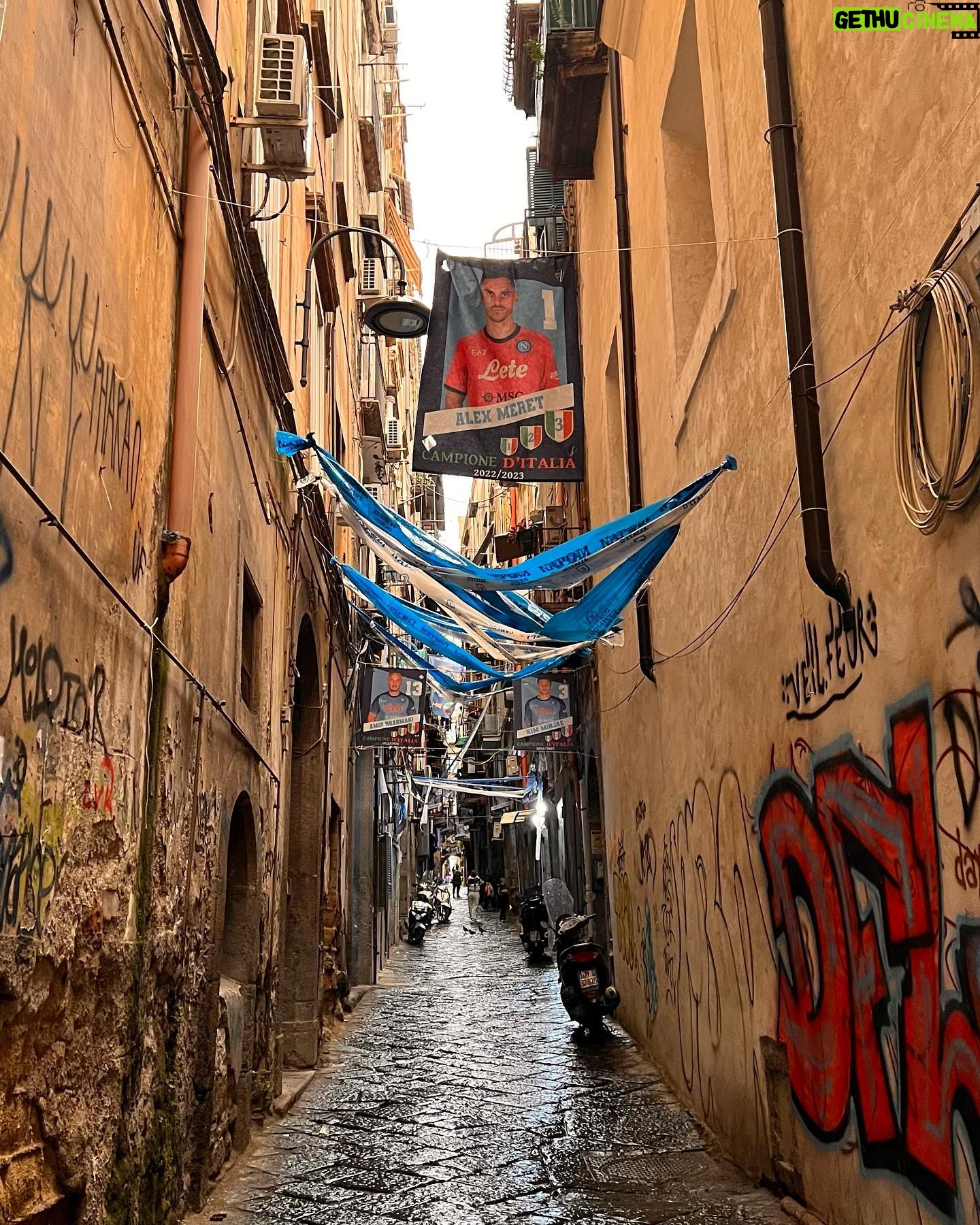 Didem Uzel Instagram - Napoli öyle bir şehir ki dokusu hiç bir yerde görmediğim eski, köhne bir yapıya sahip. Her sokağı fotolamak istiyorsunuz. İçin de adeta kayboluyor yada ne bilim film setinde gibi hissediyorsunuz… o yüzden hiç bir fotoğrafa filtre koymadım ve altına müzikde döşemedim… buyrun benimle yağmur altında geçirdiğimiz 4-5 saatin hikayesi. Bu arada alışverişde yaptık 🤦🏼♀️ #napoli #italy
