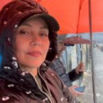 Didem Uzel Instagram - Napoli öyle bir şehir ki dokusu hiç bir yerde görmediğim eski, köhne bir yapıya sahip. Her sokağı fotolamak istiyorsunuz. İçin de adeta kayboluyor yada ne bilim film setinde gibi hissediyorsunuz… o yüzden hiç bir fotoğrafa filtre koymadım ve altına müzikde döşemedim… buyrun benimle yağmur altında geçirdiğimiz 4-5 saatin hikayesi. Bu arada alışverişde yaptık 🤦🏼‍♀️ #napoli #italy
