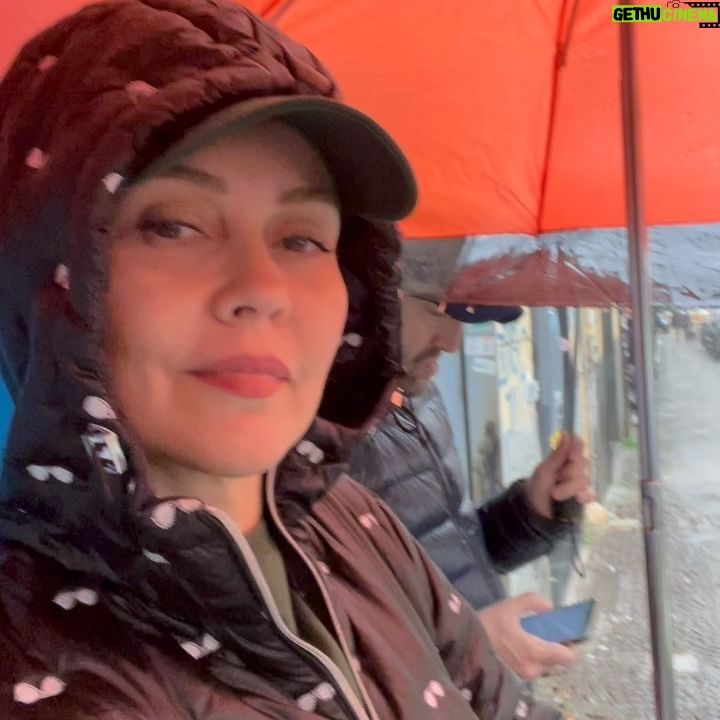 Didem Uzel Instagram - Napoli öyle bir şehir ki dokusu hiç bir yerde görmediğim eski, köhne bir yapıya sahip. Her sokağı fotolamak istiyorsunuz. İçin de adeta kayboluyor yada ne bilim film setinde gibi hissediyorsunuz… o yüzden hiç bir fotoğrafa filtre koymadım ve altına müzikde döşemedim… buyrun benimle yağmur altında geçirdiğimiz 4-5 saatin hikayesi. Bu arada alışverişde yaptık 🤦🏼♀️ #napoli #italy