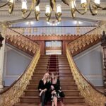 Didem Uzel Instagram - Ne güzel bir gündü 🎵🎶 Kemençeci Vasilaki (1845) için Baron Usta bu kemençeyi imal etmiş. Rivayete göre kemençe Vasilaki’den sonra öğrencisine geçmiş. Daha sonra Sait Halim Paşa’nın koleksiyonuna kadar uzanan hikayesi var bu kemençenin. Bu meşhur kemençenin adı da “Sarı Kız”. Elden ele müzayede gezen Sarı Kız sonunda 18 Mart 2024 de Musıki Eğitim Vakfı tarafından satın alınmış. İşte bugün bizler tarih dolu Sarı Kız’ın tınısını dinleme fırsatı bulduk. Bu keyifli dinleti ve güzel davet için teşekkürler @musikiegitimvakfi @akasyasilturkmen @sahyayci ve bana eşlik eden sevgili @selenesenertezman #musıkîeğitimvakfı #kemençecivasilaki #davet #reklam