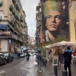 Didem Uzel Instagram - Napoli öyle bir şehir ki dokusu hiç bir yerde görmediğim eski, köhne bir yapıya sahip. Her sokağı fotolamak istiyorsunuz. İçin de adeta kayboluyor yada ne bilim film setinde gibi hissediyorsunuz… o yüzden hiç bir fotoğrafa filtre koymadım ve altına müzikde döşemedim… buyrun benimle yağmur altında geçirdiğimiz 4-5 saatin hikayesi. Bu arada alışverişde yaptık 🤦🏼‍♀️ #napoli #italy