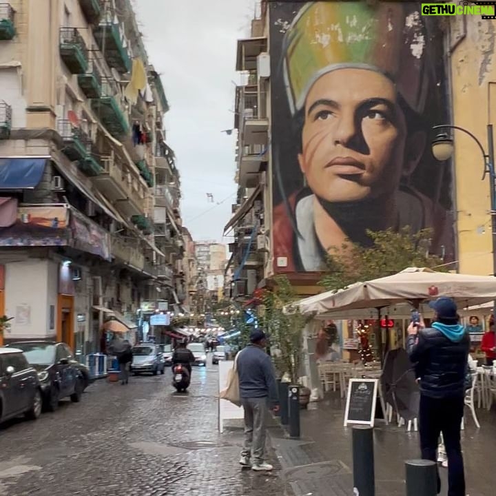 Didem Uzel Instagram - Napoli öyle bir şehir ki dokusu hiç bir yerde görmediğim eski, köhne bir yapıya sahip. Her sokağı fotolamak istiyorsunuz. İçin de adeta kayboluyor yada ne bilim film setinde gibi hissediyorsunuz… o yüzden hiç bir fotoğrafa filtre koymadım ve altına müzikde döşemedim… buyrun benimle yağmur altında geçirdiğimiz 4-5 saatin hikayesi. Bu arada alışverişde yaptık 🤦🏼♀️ #napoli #italy