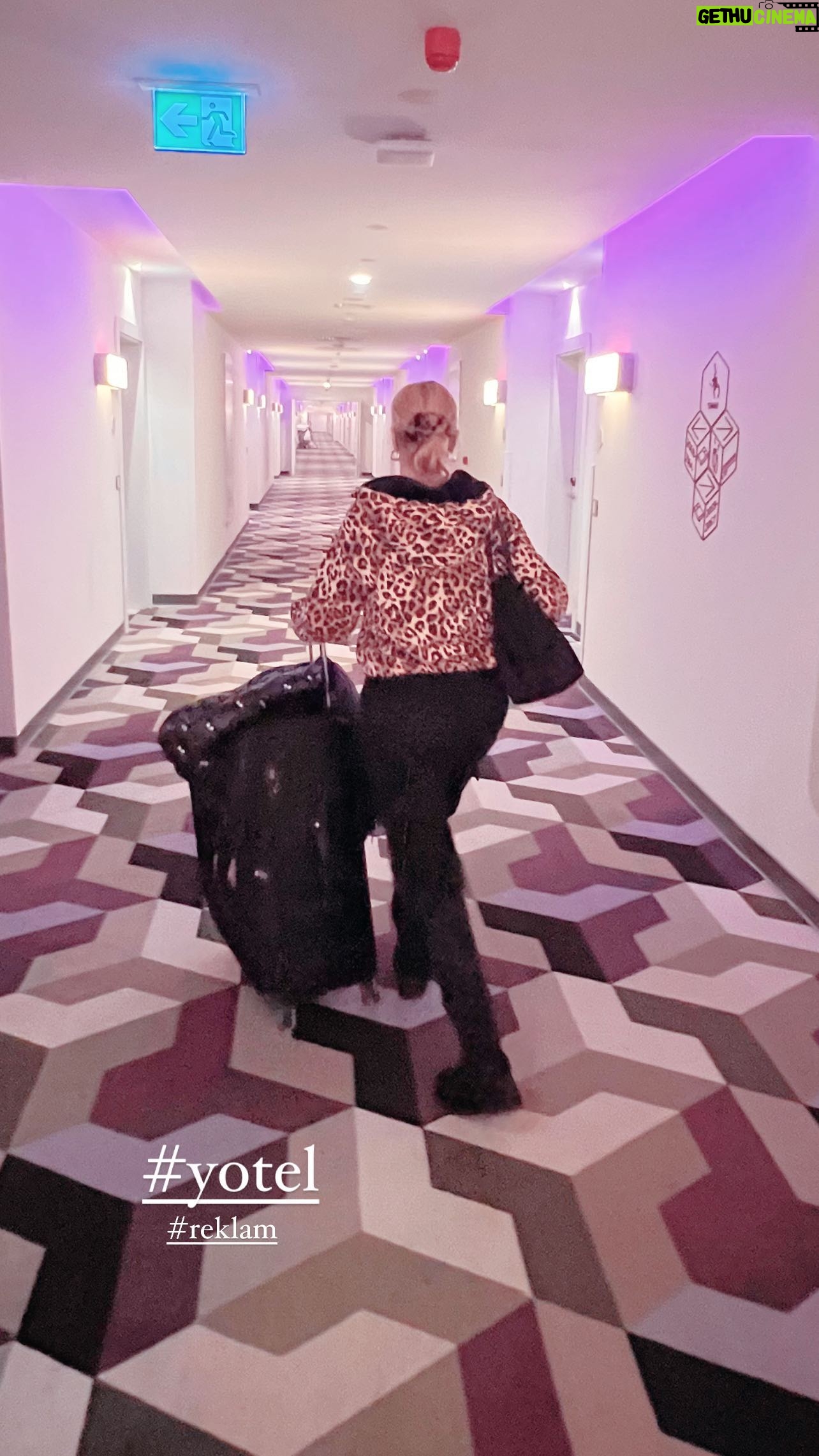 Didem Uzel Instagram - #yotel @yotel dünyanın bir çok ülkesinde şubesi olan bir otel. Havaalanı içinde gecelik ve saatlik olarak kalabiliyorsunuz. Sabah 8:00 uçağımız olduğu için akşamdan Yotel’e gidip hem dinlendik hem de sabah keyifli ve rahat bir şekilde uçağımıza gittik. Hepsi #işbirliği 🥰🤗 Tatilde görüşmek üzere 😘
