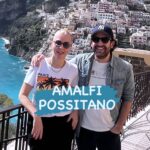 Didem Uzel Instagram – Possitano 🩷 Ne anlatsam bu romantik kasabaya az kalır. Dağların uçurum eteklerinden, kalp sekmesi geçirerek varıyorsunuz bu küçük kasabaya. Düz ovası yok 😊 Dağın dik yamacına inşaa edilmiş Amalfi kıyıları güzel ama bir daha o uçurumdan gidermiyim bilmiyorum 🤦🏼‍♀️ Üstelik başka yol yok. Ya otobüsle gideceksiniz ya da kıyıya tekne geliyorsa öyle… Neyse otobüsün sizi bıraktığı noktada aşağı kadar geze geze gidiyorsunuz. İstediğiniz yerde manzara eşliğinde yiyin için oturun keyif edin. Aşağı indiğinizde dondurma yemeği ve kıyıda denize girip yemek yemeği mutlaka yapın. Bizim gittiğimiz vakit henüz hava tam ısınmamıştı. Ama fikrimce 2-3 gece en fazla kalınıp romantik anlar yapılabilir. Hediyelik eşyalar limon deryasından 😁 Çünkü Amalfi kıyılarının sembolü limon bahçeleri 🍋 Bir günlük turistik gezide çok yapılacak bir şey yok. Zaten bir şeye gerekte yok. O kadar içiniz sıcacık oluyor ki günün sonunda mutlu mesud ayrılıyorsunuz 🩷 Bu güzel gün için Selim’e teşekkürler. Haaa bu arada; inerken güzelde çıkarken yandımm yandıımmmm 😊Dönüşte dar merdivenlerden çıktıktan sonra küçük transfer arabaları var. Dileyen onları kullanabilir 🤗