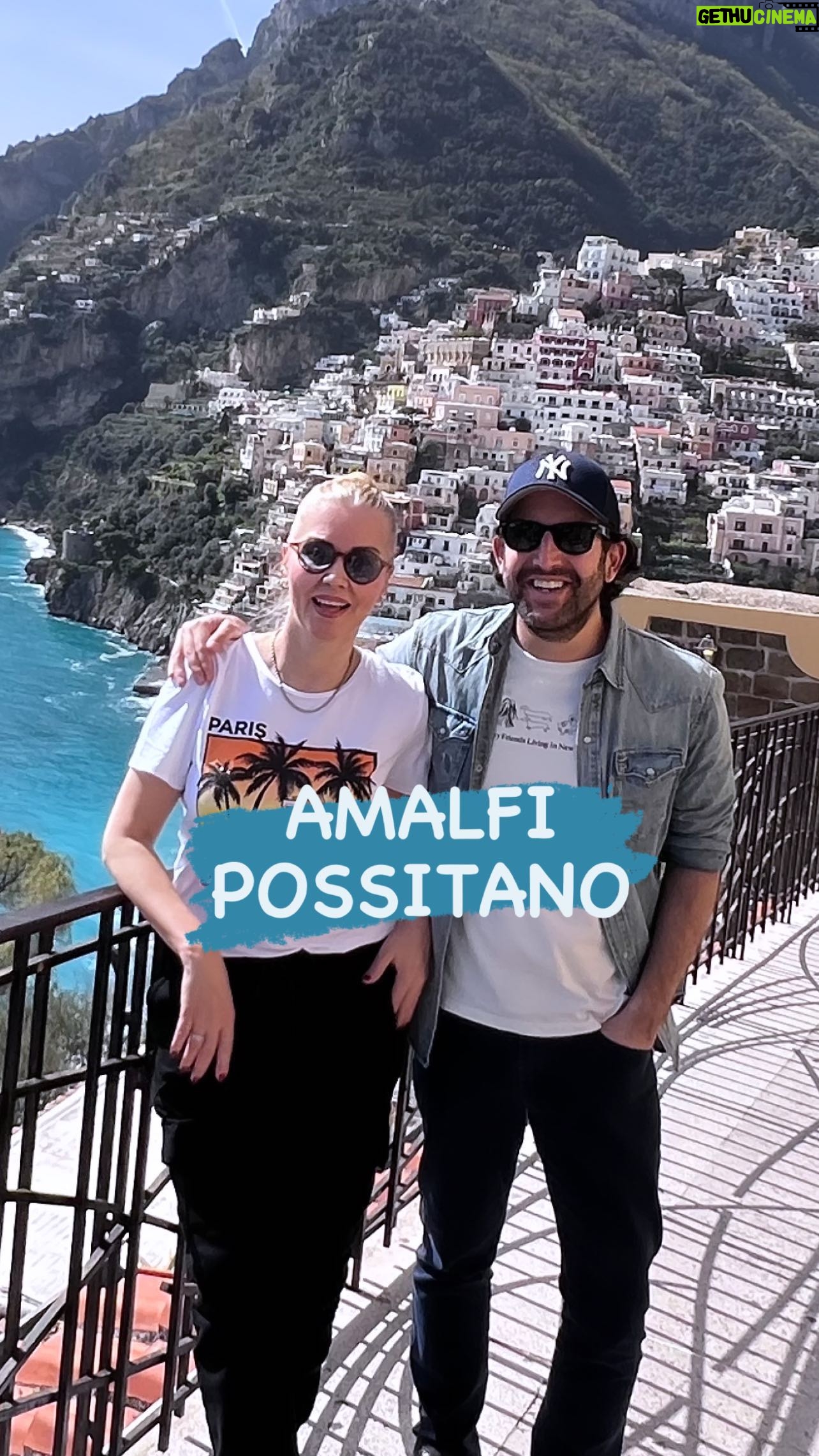 Didem Uzel Instagram - Possitano 🩷 Ne anlatsam bu romantik kasabaya az kalır. Dağların uçurum eteklerinden, kalp sekmesi geçirerek varıyorsunuz bu küçük kasabaya. Düz ovası yok 😊 Dağın dik yamacına inşaa edilmiş Amalfi kıyıları güzel ama bir daha o uçurumdan gidermiyim bilmiyorum 🤦🏼♀️ Üstelik başka yol yok. Ya otobüsle gideceksiniz ya da kıyıya tekne geliyorsa öyle… Neyse otobüsün sizi bıraktığı noktada aşağı kadar geze geze gidiyorsunuz. İstediğiniz yerde manzara eşliğinde yiyin için oturun keyif edin. Aşağı indiğinizde dondurma yemeği ve kıyıda denize girip yemek yemeği mutlaka yapın. Bizim gittiğimiz vakit henüz hava tam ısınmamıştı. Ama fikrimce 2-3 gece en fazla kalınıp romantik anlar yapılabilir. Hediyelik eşyalar limon deryasından 😁 Çünkü Amalfi kıyılarının sembolü limon bahçeleri 🍋 Bir günlük turistik gezide çok yapılacak bir şey yok. Zaten bir şeye gerekte yok. O kadar içiniz sıcacık oluyor ki günün sonunda mutlu mesud ayrılıyorsunuz 🩷 Bu güzel gün için Selim’e teşekkürler. Haaa bu arada; inerken güzelde çıkarken yandımm yandıımmmm 😊Dönüşte dar merdivenlerden çıktıktan sonra küçük transfer arabaları var. Dileyen onları kullanabilir 🤗