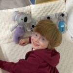 Didem Uzel Instagram - Çok uzun zamandır Aslan’ın odasında ki yatağını değiştirmek istiyordum. Hep bir araştırma içindeydim. Çünkü gelişim yaşlarında olan bir çocuğun çoğu kısmını yatakta geçirdiğini düşünürsek, en iyis olması gerektiğini biliyordum. Sonunda yolumuz WellMatt ile kesişti. Kauçuk ağacının özünden elde edilen ve esnek yapıya sahip latex yatakta karar kıldık. Latex yataklar, bakteri barındırmıyor ve omurgayı da destekliyor. WellMatt çocuk yataklarında kimyasal içermeyen su bazlı yapıştırıcılar kullanılıyor. Bu sayede çocuklarımız doğal ve kanserojen içermeyen bir yatakta sağlıkla uyuyorlar. Terletmeyen doğal malzeme ile yıkanabilir kılıflar bana çok cazip geldi. WellMatt’ta aradığımızı bulduk ve ilerleyen yaşları içinde kullanmak üzere Aslan’nın odasına aldık. Bence benden çok kendisi mutlu oldu ❤️ @wellmattyatak #işbirliği
