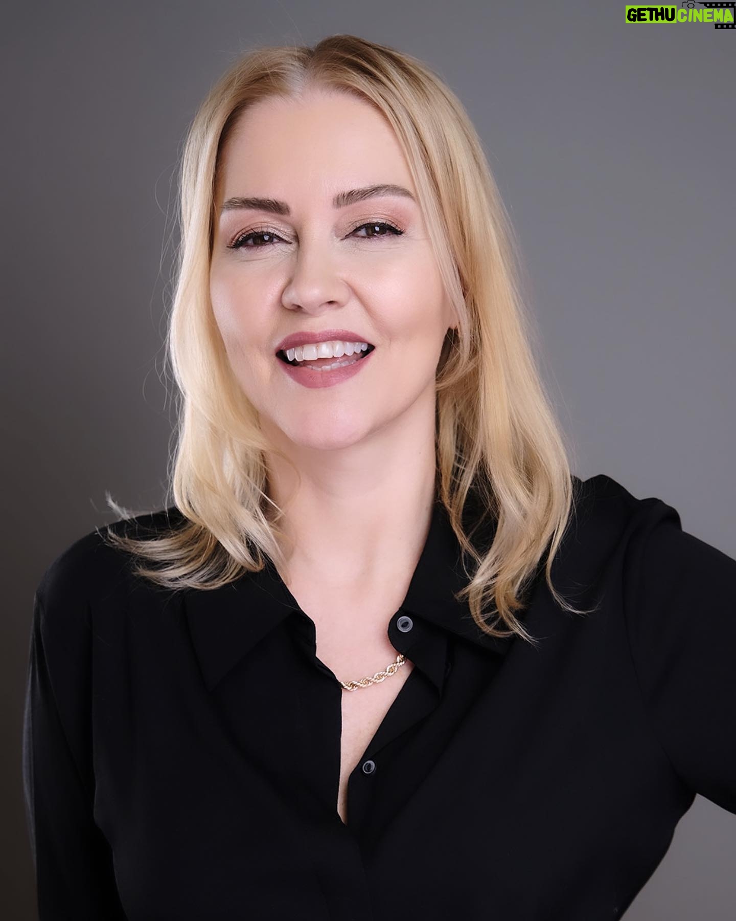 Didem Uzel Instagram - Hooppsss 😄😄 Dediler ki Didem gel seni güncelleyelim. İki kare düz dururken bir insan sürekli eğlenip güler mi? Son kareleri biraz durağan çekelim Didem bize lazım dediler…. Olanlar oldu 😀 @gamzedincc @gdincmanagement fotoğraflar @ufukkarakavak Canım Ufuk çok teşekkürler dahaaaa bir sürü efsane foto çekmişsin 😘 #reklam da yazayım mı bilemedim 🥰