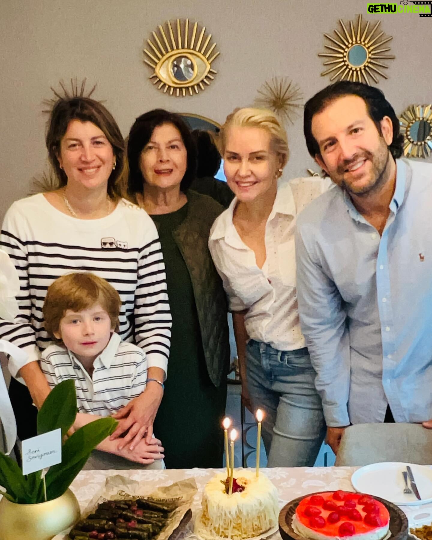 Didem Uzel - 16.7K Likes - İyi ki doğdum 🥰 Önce anne ve babama teşekkür ederim; beni çok istek ve heyecanla dünyaya getirip büyüttükleri için. Sonra da herşeyi başarabilme gücünü keşfettiğim için kendime teşekkür ederim 😁😁 #iyikidoğdum #19mayısgençlikvesporbayramımızkutluolsun