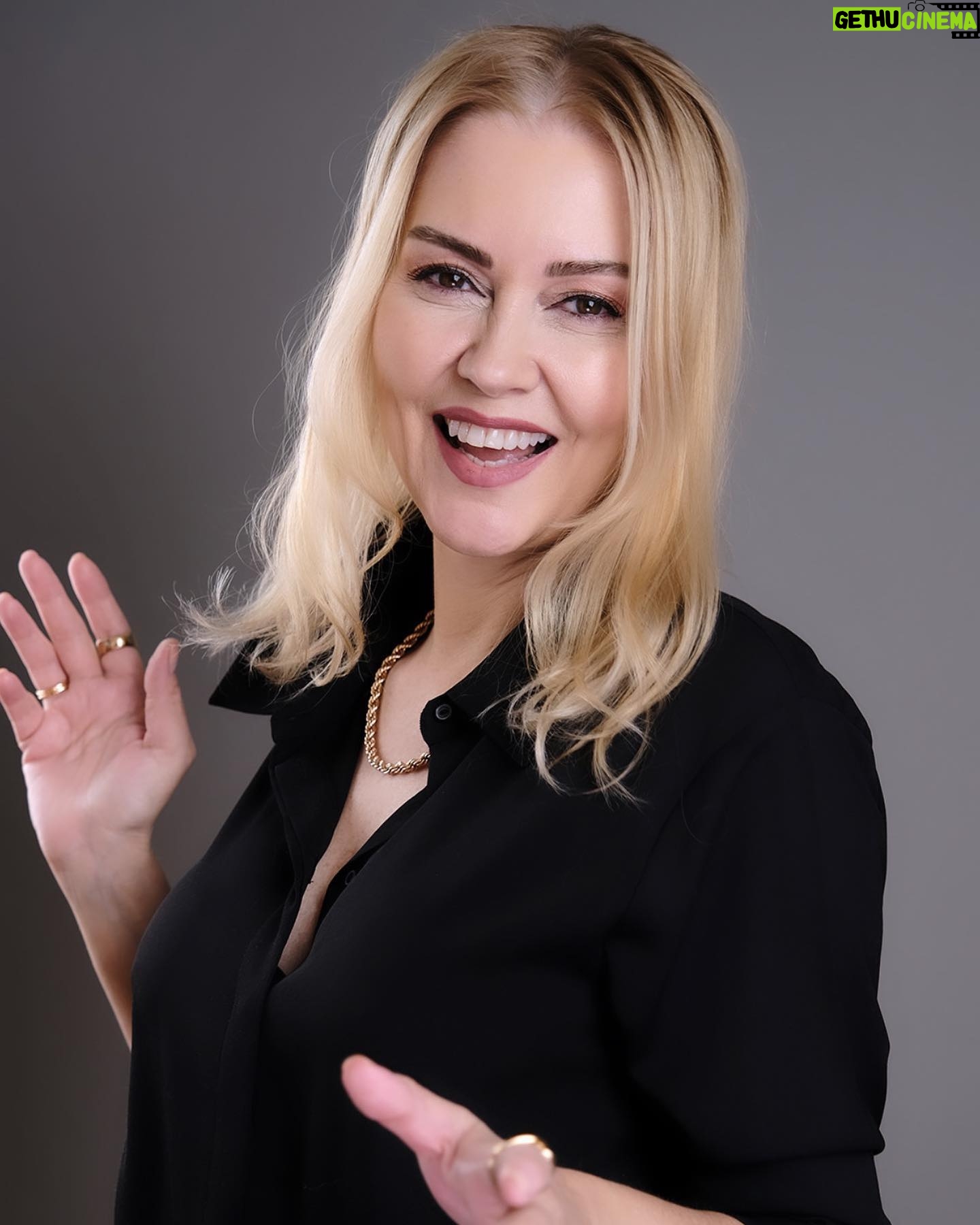 Didem Uzel Instagram - Hooppsss 😄😄 Dediler ki Didem gel seni güncelleyelim. İki kare düz dururken bir insan sürekli eğlenip güler mi? Son kareleri biraz durağan çekelim Didem bize lazım dediler…. Olanlar oldu 😀 @gamzedincc @gdincmanagement fotoğraflar @ufukkarakavak Canım Ufuk çok teşekkürler dahaaaa bir sürü efsane foto çekmişsin 😘 #reklam da yazayım mı bilemedim 🥰