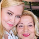 Didem Uzel Instagram - Herkesten önce kendi canım annemin ve yeryüzünde ki tüm annelerin Annleler Günü Kutlu Olsun🌸🌸🌸 Annelerinizin değerini bilin, sevin, sayın, bolca sarılın. Çünkü hayatta oldukları sürece; siz yaşlansanız bile, onlar sırtınıza hafif rüzgar bile olsa hırka atacak tek kişidir 🙏🏻❤️🌹✨