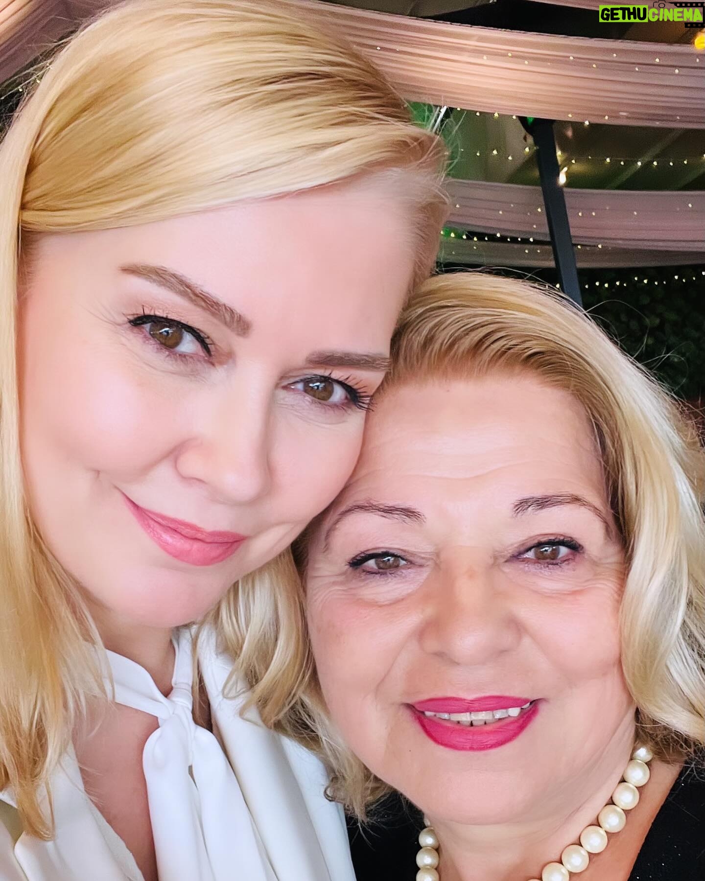 Didem Uzel Instagram - Herkesten önce kendi canım annemin ve yeryüzünde ki tüm annelerin Annleler Günü Kutlu Olsun🌸🌸🌸 Annelerinizin değerini bilin, sevin, sayın, bolca sarılın. Çünkü hayatta oldukları sürece; siz yaşlansanız bile, onlar sırtınıza hafif rüzgar bile olsa hırka atacak tek kişidir 🙏🏻❤️🌹✨