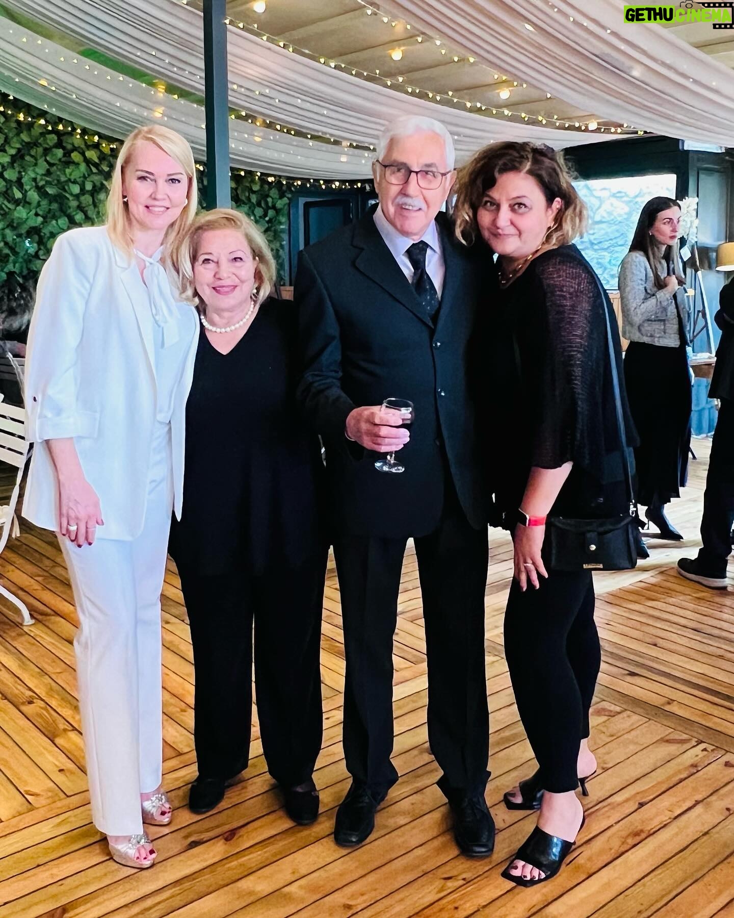 Didem Uzel - 16.7K Likes - İyi ki doğdum 🥰 Önce anne ve babama teşekkür ederim; beni çok istek ve heyecanla dünyaya getirip büyüttükleri için. Sonra da herşeyi başarabilme gücünü keşfettiğim için kendime teşekkür ederim 😁😁 #iyikidoğdum #19mayısgençlikvesporbayramımızkutluolsun