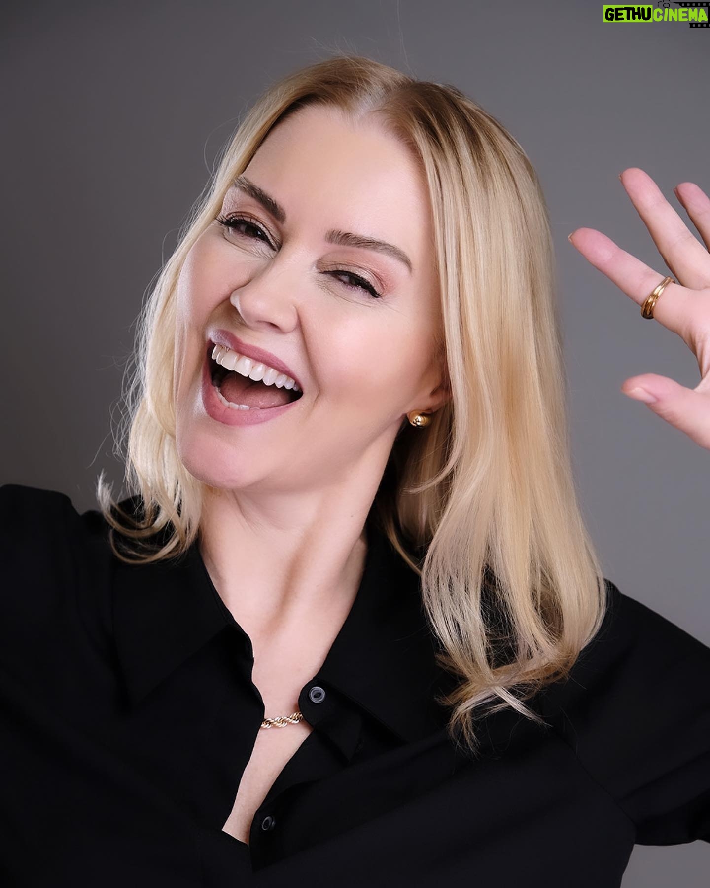 Didem Uzel Instagram - Hooppsss 😄😄 Dediler ki Didem gel seni güncelleyelim. İki kare düz dururken bir insan sürekli eğlenip güler mi? Son kareleri biraz durağan çekelim Didem bize lazım dediler…. Olanlar oldu 😀 @gamzedincc @gdincmanagement fotoğraflar @ufukkarakavak Canım Ufuk çok teşekkürler dahaaaa bir sürü efsane foto çekmişsin 😘 #reklam da yazayım mı bilemedim 🥰