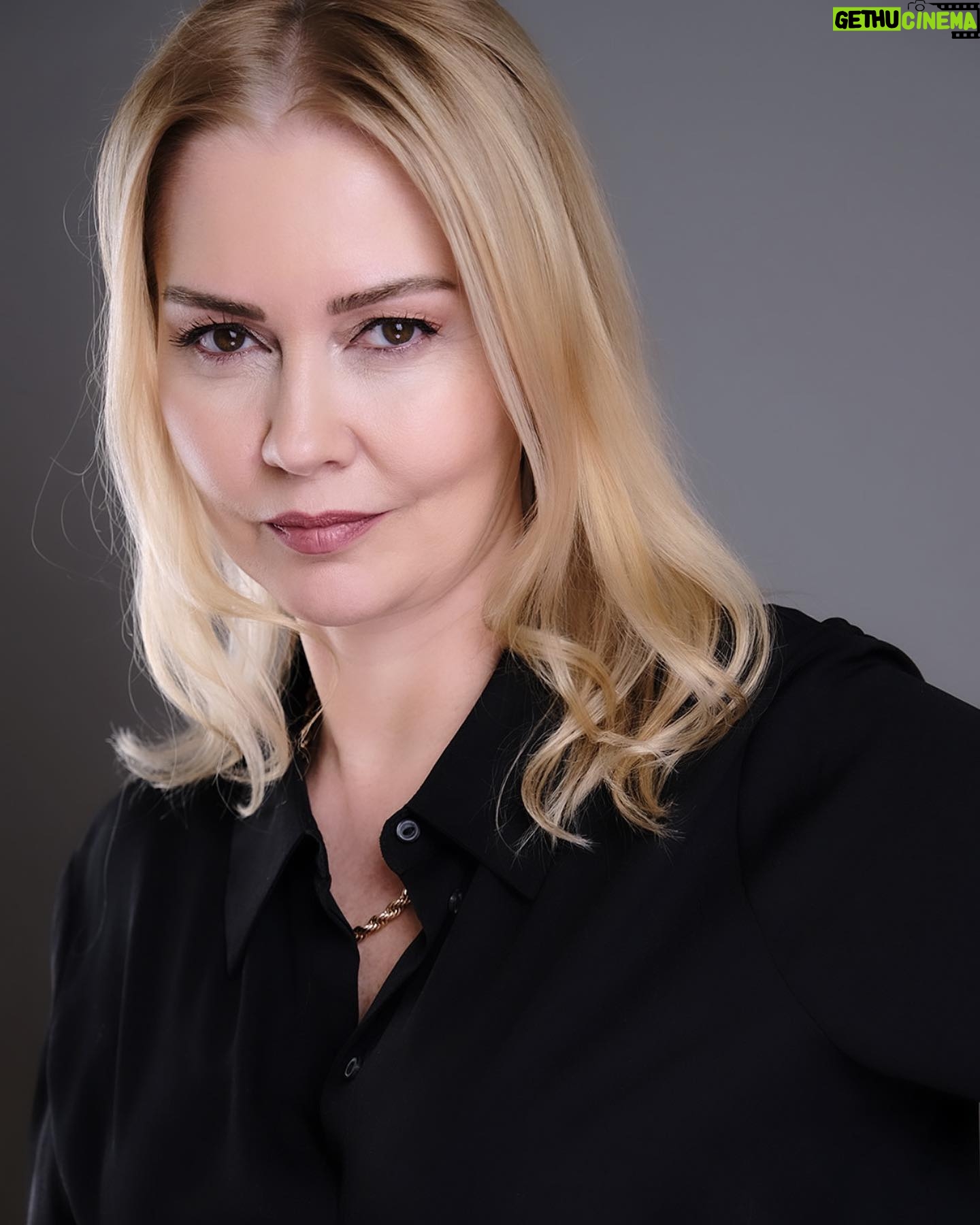 Didem Uzel Instagram - Hooppsss 😄😄 Dediler ki Didem gel seni güncelleyelim. İki kare düz dururken bir insan sürekli eğlenip güler mi? Son kareleri biraz durağan çekelim Didem bize lazım dediler…. Olanlar oldu 😀 @gamzedincc @gdincmanagement fotoğraflar @ufukkarakavak Canım Ufuk çok teşekkürler dahaaaa bir sürü efsane foto çekmişsin 😘 #reklam da yazayım mı bilemedim 🥰