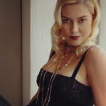 Didem Uzel Instagram - Ben artık saat falan dinlemiyorum; ortamıda gündemide çok üzerime alamıyorum. Az kalbim ne dilerse öyle gelişine işte. Gece gece yine eskiler çıktı karşıma. Girsin kayıt altına o vakit… varsın içerik zayıf olsun… varsın fotoların çözünürlüğü düşük kalite olsun… 90’larda yüksek çözünürlü akıllı telefonlar vardı da mı biz almadık? Çekmedik? Yoktu! Hepsi gazete sayfalarından arak😁😌 #90s