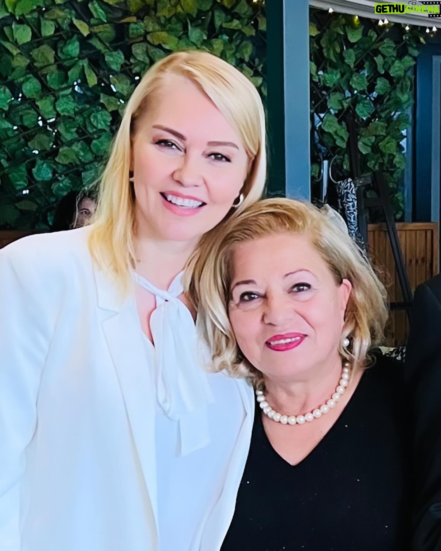 Didem Uzel Instagram - Herkesten önce kendi canım annemin ve yeryüzünde ki tüm annelerin Annleler Günü Kutlu Olsun🌸🌸🌸 Annelerinizin değerini bilin, sevin, sayın, bolca sarılın. Çünkü hayatta oldukları sürece; siz yaşlansanız bile, onlar sırtınıza hafif rüzgar bile olsa hırka atacak tek kişidir 🙏🏻❤️🌹✨