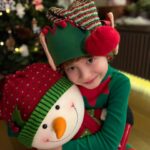 Didem Uzel Instagram - ❤️💚🎄✨🎅🏼🧿 İlla bir şey yazmak zorunda değilim; foroğraflar oldukça sıcacık, sevgi ve umut dolu ….. #mrleosdiaries #mrleonungünlüğü @leoaslansari #2024