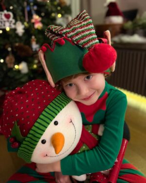 Didem Uzel Instagram - ❤️💚🎄✨🎅🏼🧿 İlla bir şey yazmak zorunda değilim; foroğraflar oldukça sıcacık, sevgi ve umut dolu ….. #mrleosdiaries #mrleonungünlüğü @leoaslansari #2024