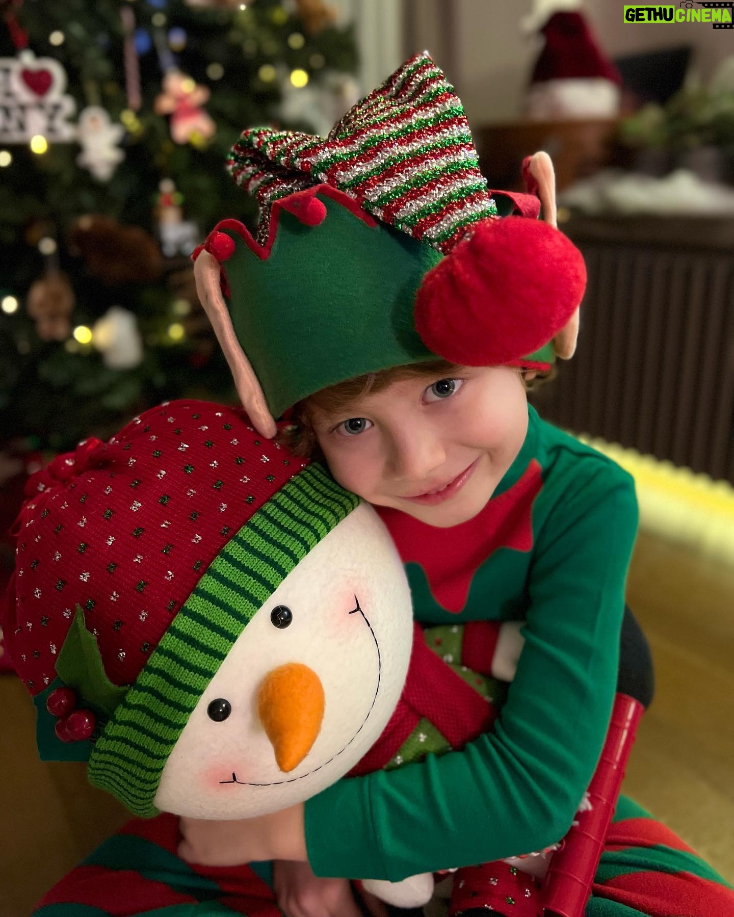 Didem Uzel - 8.7K Likes - ❤️💚🎄✨🎅🏼🧿 İlla bir şey yazmak zorunda değilim; foroğraflar oldukça sıcacık, sevgi ve umut dolu ….. #mrleosdiaries #mrleonungünlüğü @leoaslansari #2024