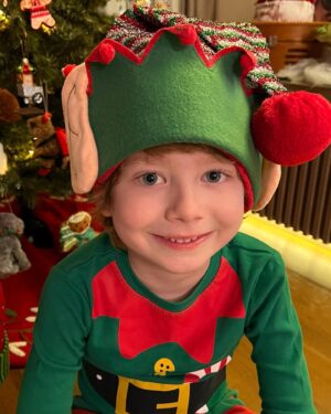 Didem Uzel Instagram - ❤️💚🎄✨🎅🏼🧿 İlla bir şey yazmak zorunda değilim; foroğraflar oldukça sıcacık, sevgi ve umut dolu ….. #mrleosdiaries #mrleonungünlüğü @leoaslansari #2024