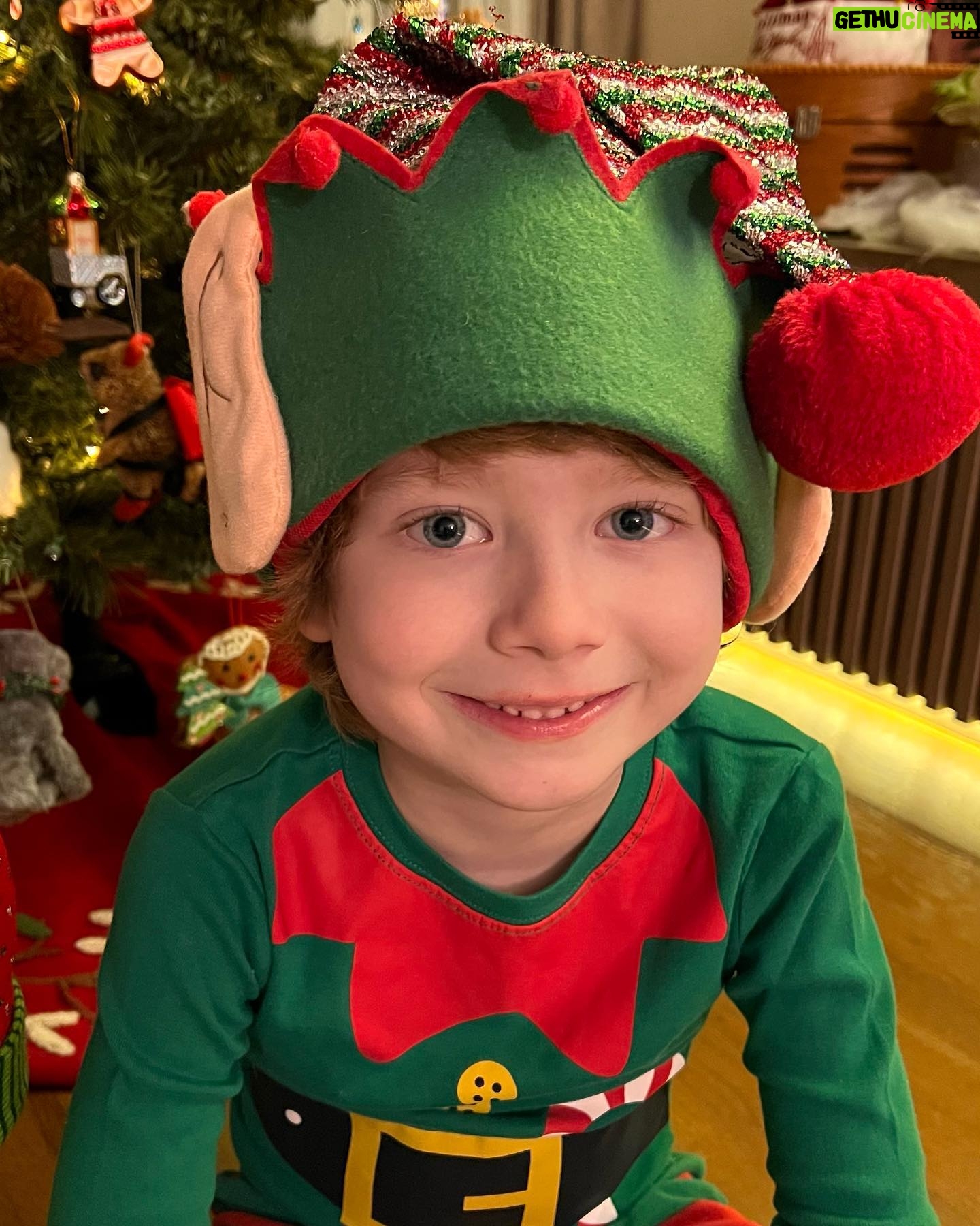 Didem Uzel - 8.7K Likes - ❤️💚🎄✨🎅🏼🧿 İlla bir şey yazmak zorunda değilim; foroğraflar oldukça sıcacık, sevgi ve umut dolu ….. #mrleosdiaries #mrleonungünlüğü @leoaslansari #2024