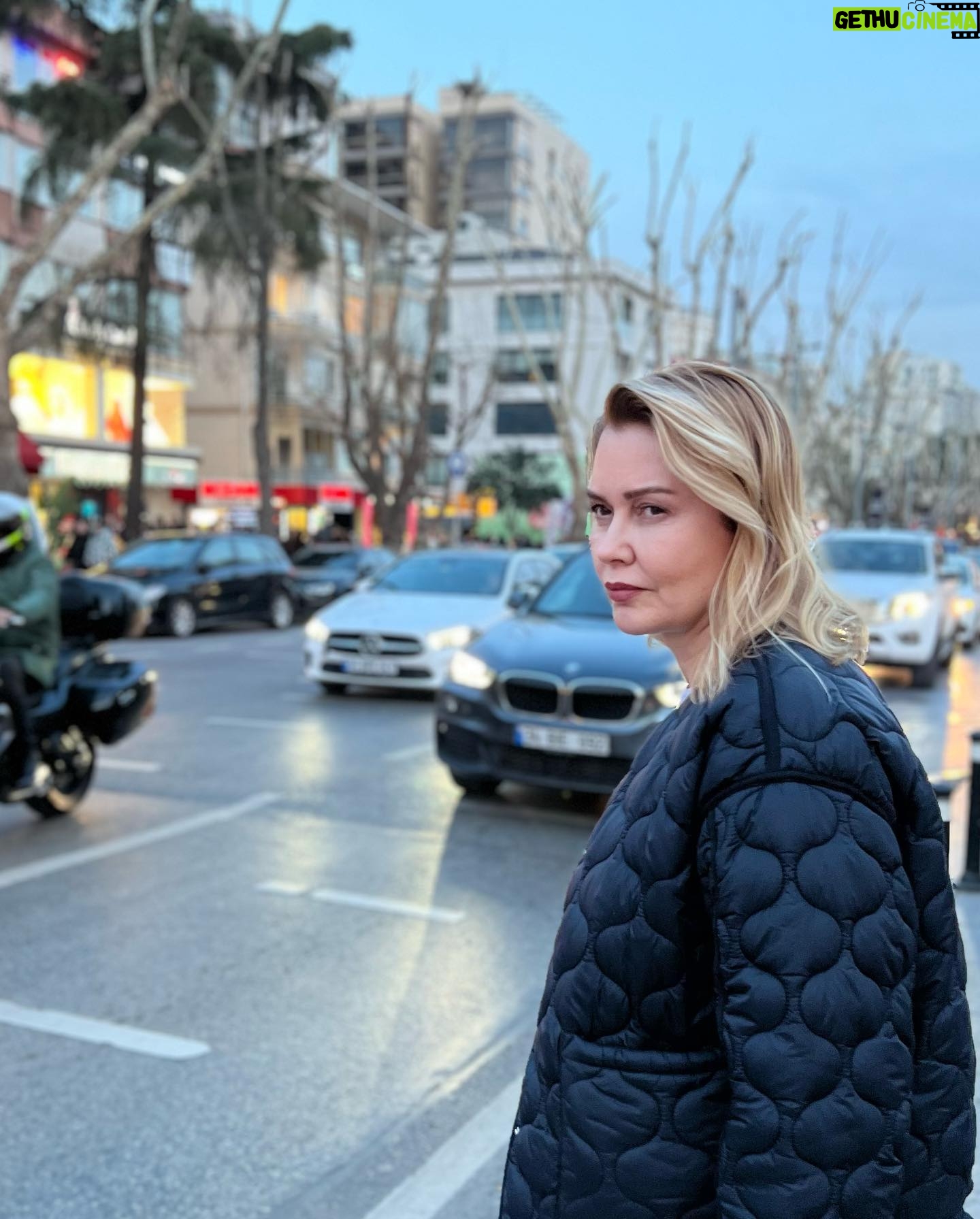 Didem Uzel Instagram - Bazı güzel anlar…. Kimsenin ne anlama geldiğini dahi bilmediği ama sadece benim o günkü koşullarda ne hissettiğimi anlatan fotolar…. Yüzlerde ki ifadelere bakın; mutluluk, tedirginlik, huzur ve bilinmezlik ne ararsanız var. Dedim ya bir tek ben bilirim o fotodaki ruh halini 💜🥰 #nohashtagneeded