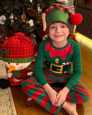 Didem Uzel Instagram - ❤️💚🎄✨🎅🏼🧿 İlla bir şey yazmak zorunda değilim; foroğraflar oldukça sıcacık, sevgi ve umut dolu ….. #mrleosdiaries #mrleonungünlüğü @leoaslansari #2024