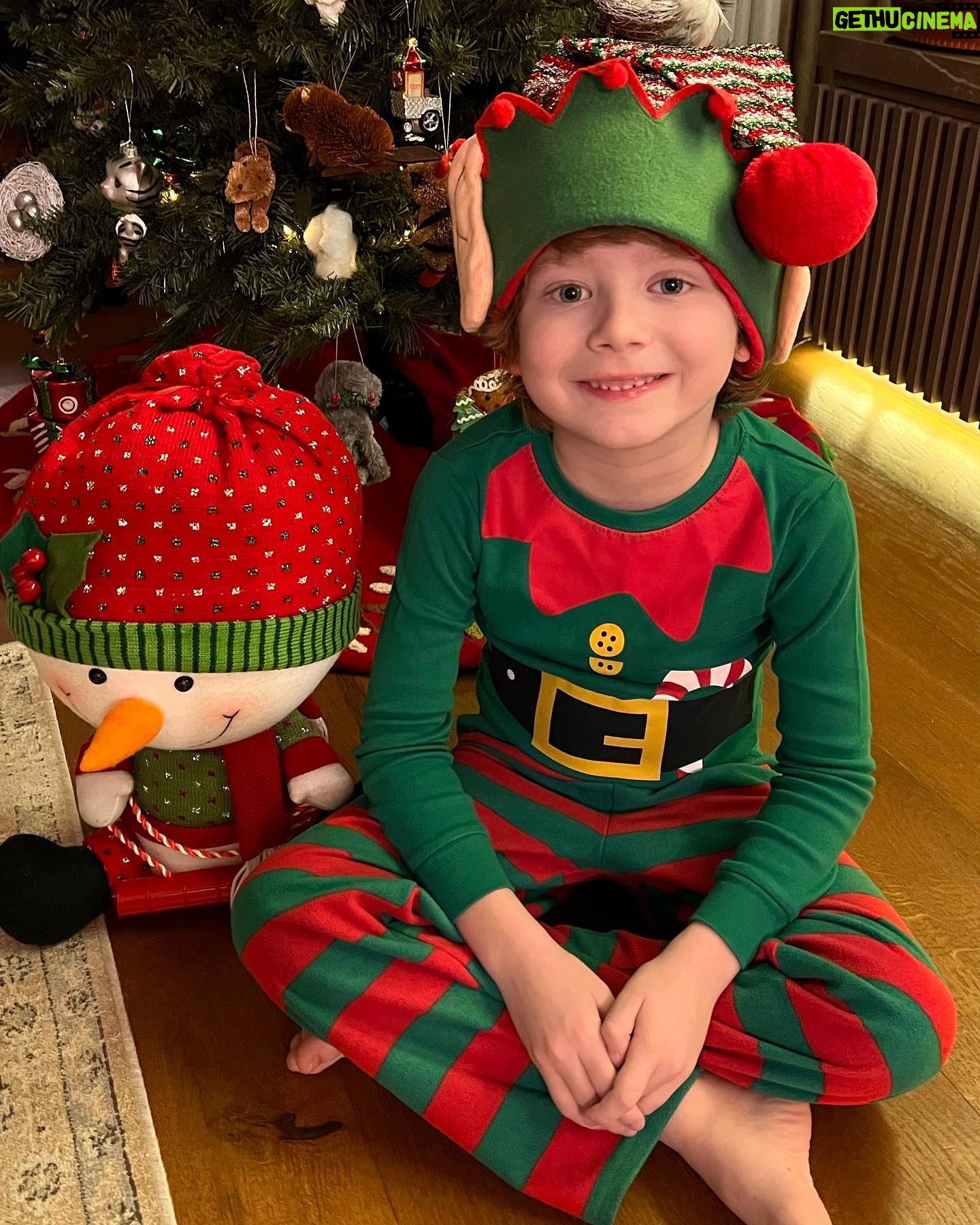 Didem Uzel - 8.7K Likes - ❤️💚🎄✨🎅🏼🧿 İlla bir şey yazmak zorunda değilim; foroğraflar oldukça sıcacık, sevgi ve umut dolu ….. #mrleosdiaries #mrleonungünlüğü @leoaslansari #2024