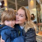 Didem Uzel Instagram – Bazı güzel anlar…. Kimsenin ne anlama geldiğini dahi bilmediği ama sadece benim o günkü koşullarda ne hissettiğimi anlatan fotolar…. Yüzlerde ki ifadelere bakın;  mutluluk, tedirginlik, huzur ve bilinmezlik ne ararsanız var. Dedim ya bir tek ben bilirim o fotodaki ruh halini 💜🥰 #nohashtagneeded