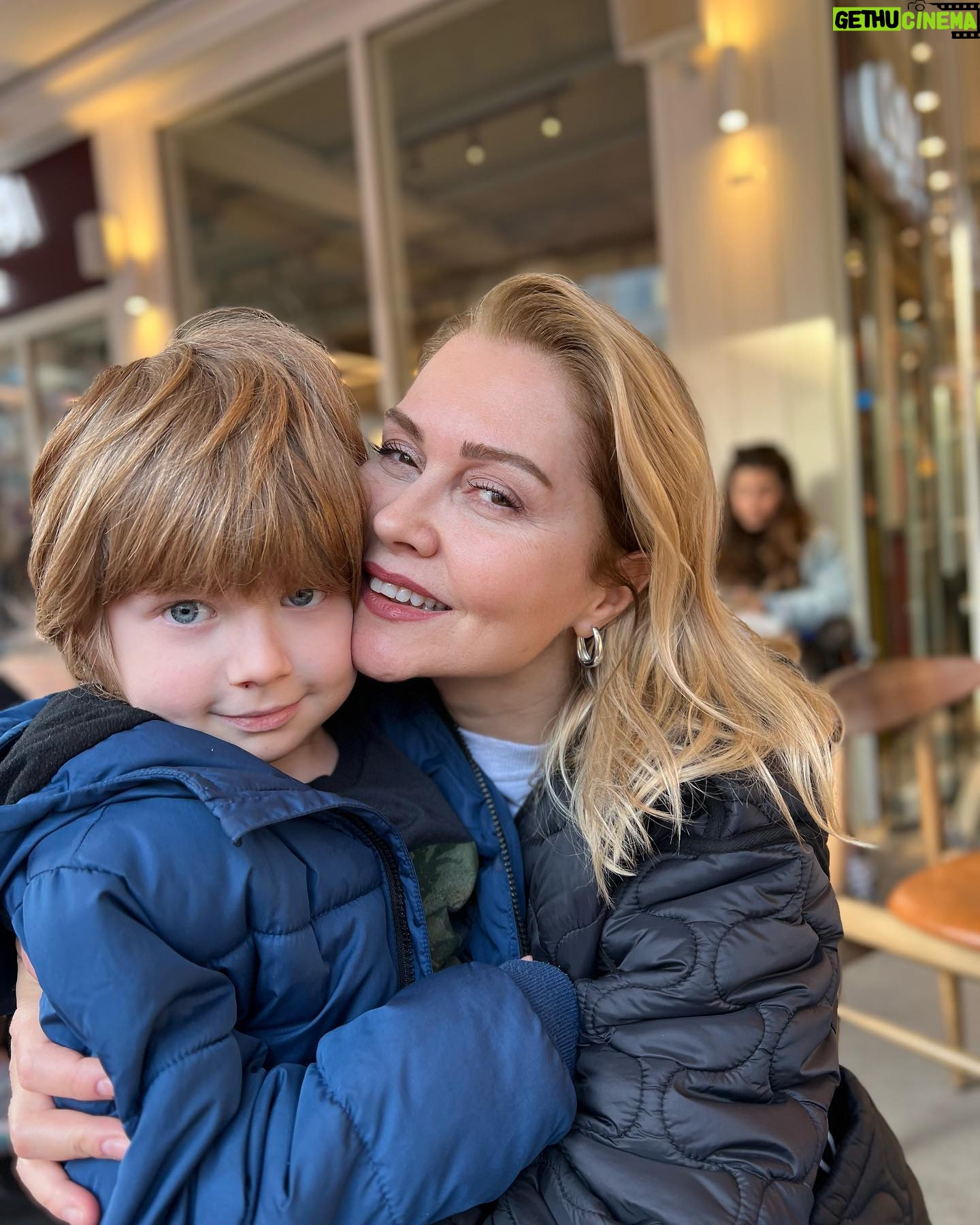 Didem Uzel Instagram - Bazı güzel anlar…. Kimsenin ne anlama geldiğini dahi bilmediği ama sadece benim o günkü koşullarda ne hissettiğimi anlatan fotolar…. Yüzlerde ki ifadelere bakın; mutluluk, tedirginlik, huzur ve bilinmezlik ne ararsanız var. Dedim ya bir tek ben bilirim o fotodaki ruh halini 💜🥰 #nohashtagneeded
