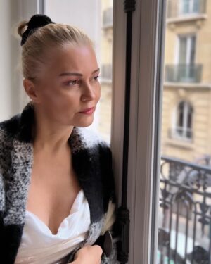 Didem Uzel Instagram - PARIS 💙🤍❤️ sen çok güzelsin ama sadece 3-4 günlük tatillerde buluşalım, yaşamak için benim tarzım değilsin 😁😁😁 #parisvibes #paris #FR #parisstyle #parislovers