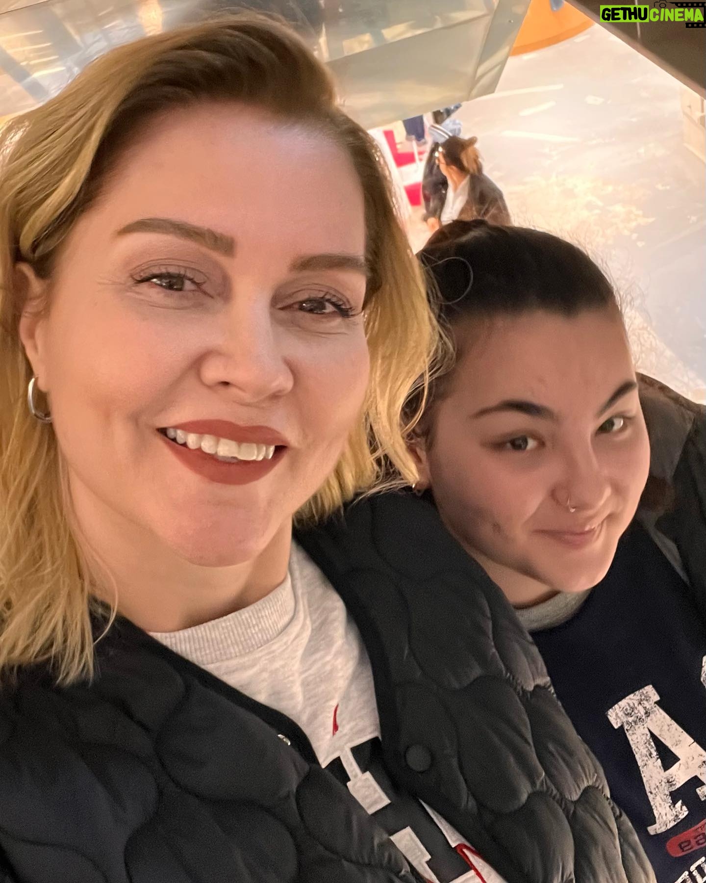 Didem Uzel Instagram - Bazı güzel anlar…. Kimsenin ne anlama geldiğini dahi bilmediği ama sadece benim o günkü koşullarda ne hissettiğimi anlatan fotolar…. Yüzlerde ki ifadelere bakın; mutluluk, tedirginlik, huzur ve bilinmezlik ne ararsanız var. Dedim ya bir tek ben bilirim o fotodaki ruh halini 💜🥰 #nohashtagneeded