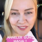 Didem Uzel Instagram - Rüya gibi bir sabah düşleyin…. Tüm dertlerden ve tasalardan uzak… Bir davet düşünün!!! Gidiyorsunuz; gül suları ile hamam da kese oluyorsunuz…. Gerçek gül yağı ile masajlar yapılıyor; cilt bakımı yaptırıyorsunuz… bundan daha tatlı bir Anneler Günü hediyesi olamazdı… Sevgili @gulsha nazik davetin için teşekkürler; umarım Isparta’ya gül bahçelerine de gelirim 🌹 Malum çok anlattım; merak edenler için @fairmontquasaristanbul da gülsuyunda hamam ve masaj halen var… Ama söölim bir kere gelirseniz bağımlılık yapar… Enfes bir kese ve masajdı 🌹🌹🌹 Anneler Günümüz Kutlu Olsun ❤️🌹🙏🏻 #annelergünühediyesi #hediye #davet #reklam