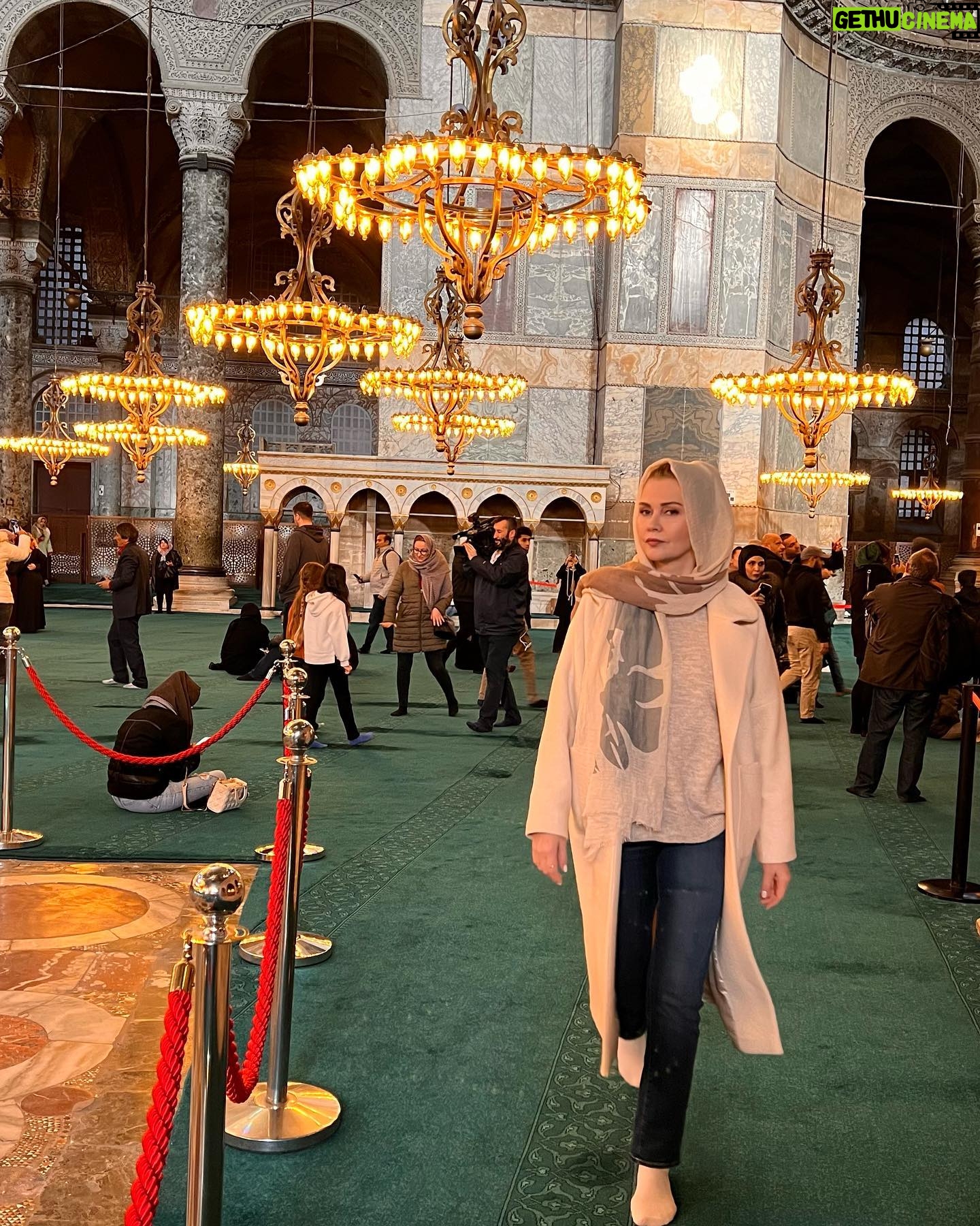 Didem Uzel Instagram - Bazı güzel anlar…. Kimsenin ne anlama geldiğini dahi bilmediği ama sadece benim o günkü koşullarda ne hissettiğimi anlatan fotolar…. Yüzlerde ki ifadelere bakın; mutluluk, tedirginlik, huzur ve bilinmezlik ne ararsanız var. Dedim ya bir tek ben bilirim o fotodaki ruh halini 💜🥰 #nohashtagneeded