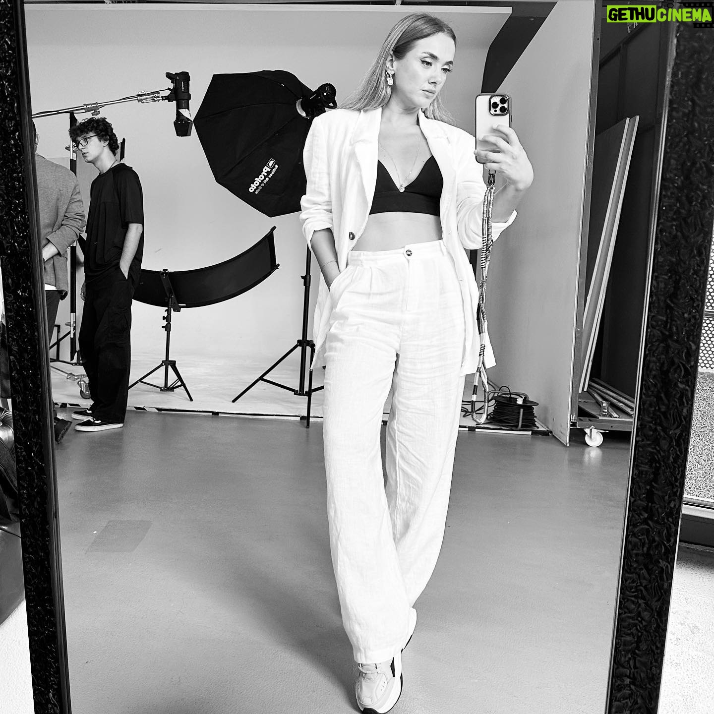 Dilşad Şimşek Instagram - Yaptık bişiler🤍 çok da güzel yaptık. Yakında… @management.unique @belizbaran @mustafaayata @ebruesenturgud @cagritugal