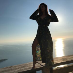 Dilşad Şimşek Instagram - Uzansam tutsam bulutları... 
Gökyüzünde süzülsem; 
Maviliklere, sonsuza...