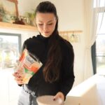 Dilan Telkök Instagram - Granola severler, size harika bir çekiliş fırsatıyla geldim! Migros’tan 2 adet Eti Lifalif Granola alıp fişini Mutlu Kutu uygulamasına okutun, içerisinde lifalif müsli, bar, granola gibi farklı lezzetlerin bulunduğu 50 adet Eti Lifalif Karma Paket’inden birini kazanma şansı yakalayın! @etilifalif @etimutlukutu #işbirliği