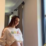 Dilan Telkök Instagram – Hamilelikte cildin ihtiyaçları değişirken çatlak konusunda da Bioderma’nın yeni çıkan Atoderm 2-in-1 Body Oil’i benim kurtarıcım oldu! 💙🌟 İçeriğindeki biyomimetik yağlar, cildimin elastikiyetini artırarak çatlak oluşumunu önlemeye yardımcı oluyor. Cildi besliyor ve kıyafetlerde de leke bırakmıyor. Ben bayıldım, tüm anne adaylarına önerimdir! @biodermaturkiye #işbirliği