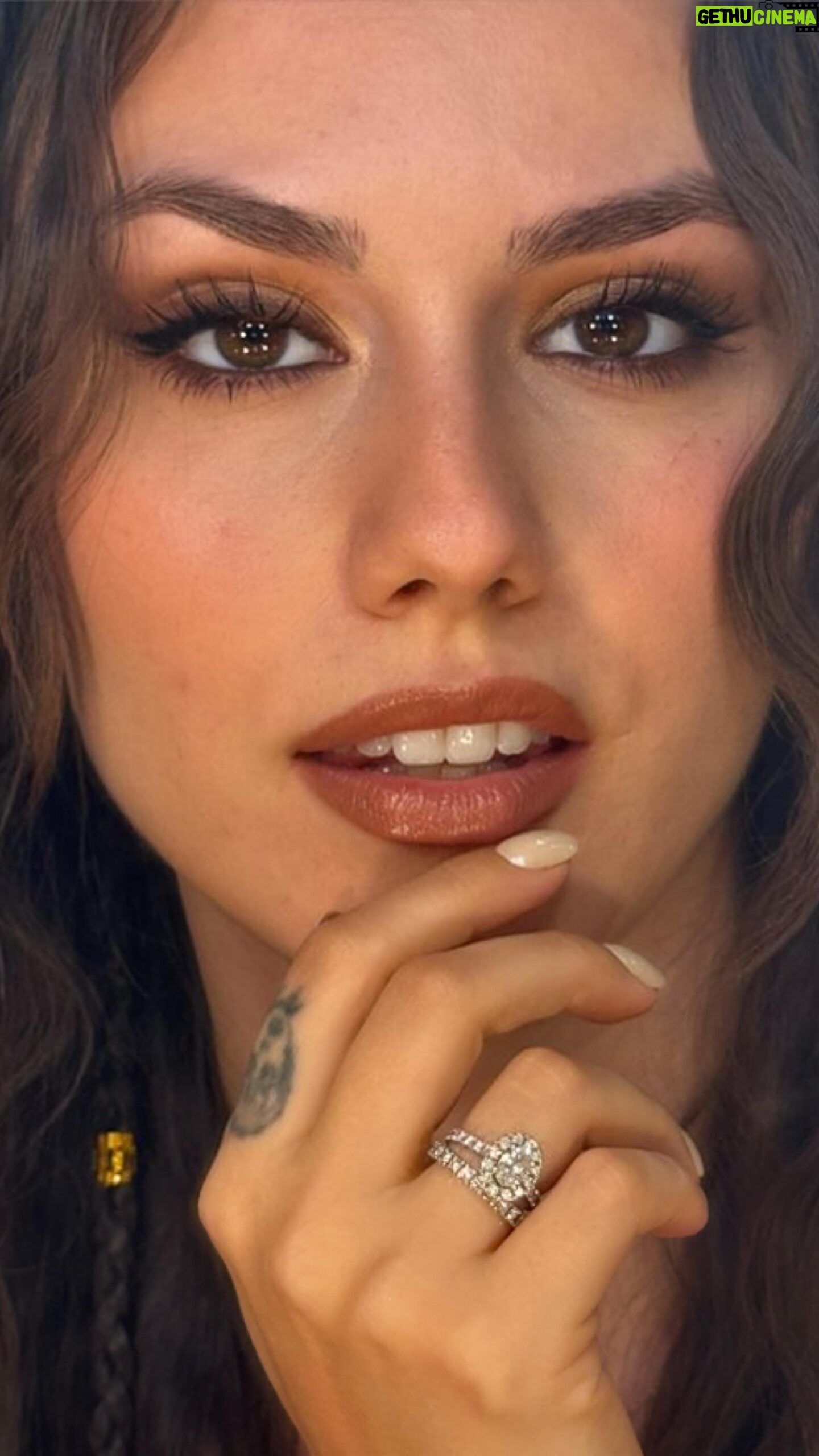 Dilan Telkök Instagram - @bobbibrownturkiye - C Vitaminli Nemlendirici baz @lorealturkey_ - İnfailleble Siyah Göz Kalemi @kikomilanoturkey - Far Paleti @lancomeofficial - Drama Liquid Kahve Göz Kalemi @maccosmeticsturkiye Far Paleti @lancomeofficial - İdole Eyeliner Siyah @armanibeauty - Luminous Silk Concealer @nyxcosmetics_turkiye - The Brow Glue Dark brown @makyajsehirde - Sky High Mascara @armanibeauty - Liminous Silk Fondoten @chanel.beauty - Bronzer @misshaturkiye - Allık @armanibeauty - Fluid Sheer @makyajsehirde - Super Stay Cryon #reklam