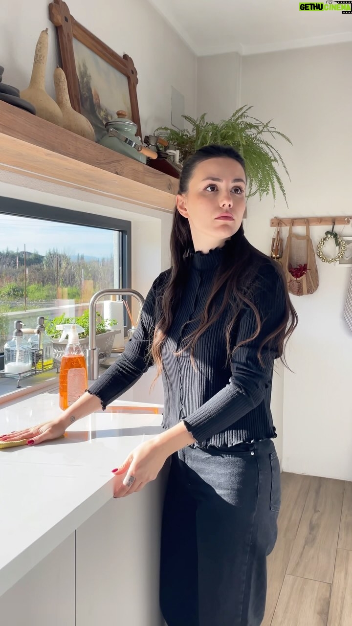 Dilan Telkök Instagram - Daima evin yeterince sıcak olduğunu iddia eden birileri vardır 😅