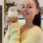 Dilan Telkök Instagram – Eveet evde Starbucks’la birebir aynı lezette olan white chocolate mocha yapıyoruz. Kaydedip denemeyi unutmayın. deneyenlerin yorumlarını bekliyorum🤓☕️
