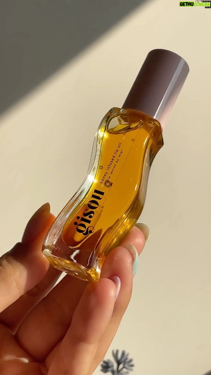 Dilan Telkök Instagram - Unboxing my new fav Lip oil 😍🍯🐝 #unboxing #gisou #işbirliğdeğil :)